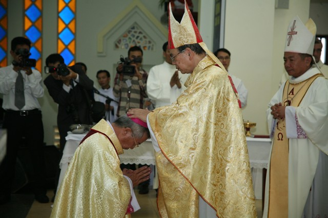 Thánh lễ Truyền chức Đức cha Anphongsô Nguyễn Hữu Long  Giám mục Phụ Tá Giáo phận Hưng Hóa