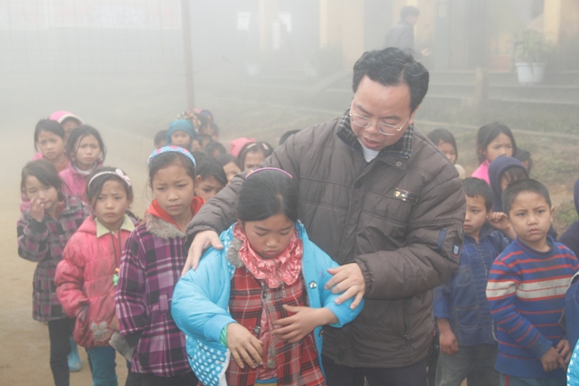 Giáo xứ Lào Cai tặng quà trường tiểu học Y Tý