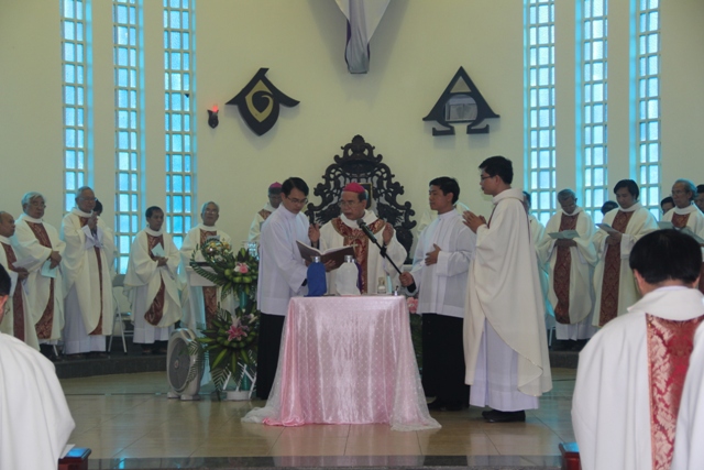 Thánh lễ làm phép Dầu Giáo phận Hưng Hóa năm 2014