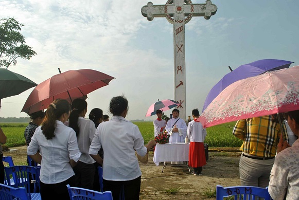 Đoàn giáo dân Giáo xứ Dị Nậu thăm viếng Nghĩa trang Đồng Nhi – giáo xứ Thạch Bích