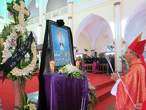 GP.VINH: Lễ Chúa Thánh Thần Hiện Xuống và cầu nguyện cho các nạn nhân bị tai nạn giao thông tại Thái Lan