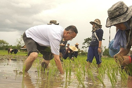 Giám mục Thái Lan gieo mầm đạo đức cùng nông dân bộ lạc