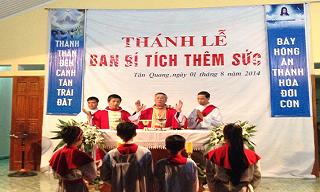 Những hình ảnh ĐGM phụ tá Anphongsô ban bí tích Thêm Sức tại tỉnh Hà Giang