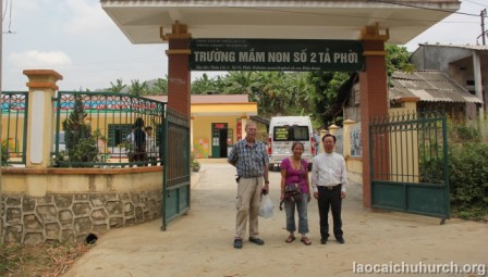 Giáo xứ Lào Cai và Hội từ thiện Vòng Tay Thái Bình (Mỹ) làm từ thiện