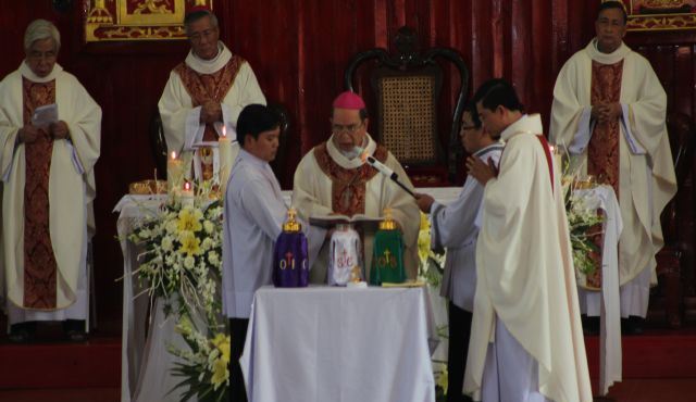 Thánh lễ Truyền Dầu tại Giáo phận Hưng Hóa