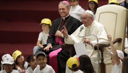 Một cậu bé hỏi Giáo hoàng Phanxicô: Hòa bình là gì?