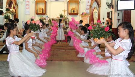 Giáo xứ Lào Cai dâng hoa kính Đức Mẹ trong ngày lễ Chúa Thánh Thần hiện xuống