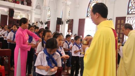 108 em Xưng Tội và Rước Lễ lần đầu tại giáo xứ Lào Cai