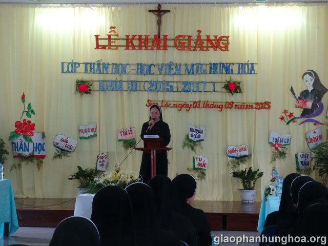 Chi Maria Nguyễn Thị Thay trình bày về chương trình học
