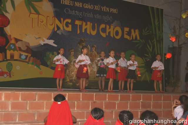Tiết mục văn nghệ của các em thiếu nhi giáo xứ Yên Phú