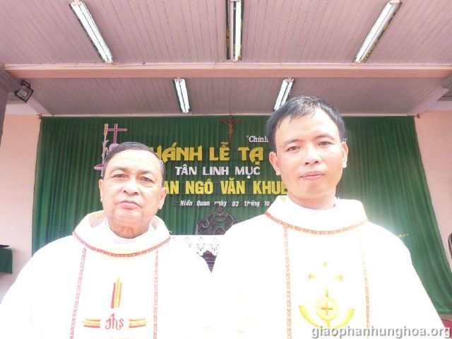 Cha Tổng đại diện Phêrô Phùng Văn Tôn và Tân linh mục Gioan Khuê