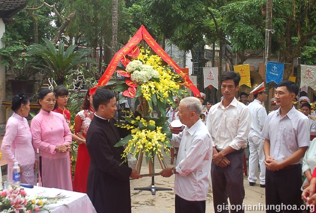 Bà con giáo dân tới chúc mừng Tân Linh mục Phêrô Hùng