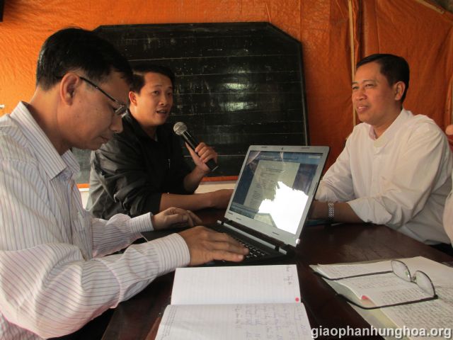 Cha Phêrô Trần Văn Hương chia sẻ với nhóm