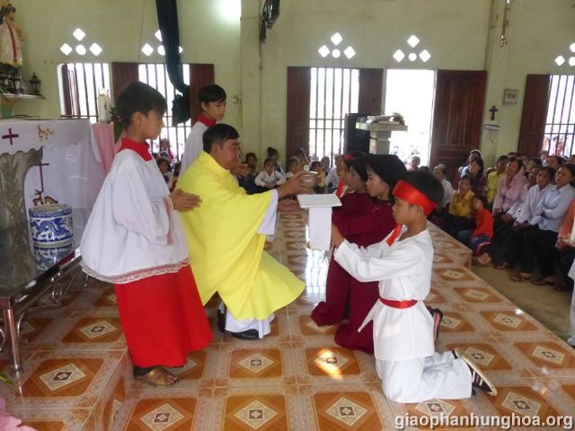 Các em thiếu nhi dâng lễ vật trong trang phục truyền thống điệu hát Xoan PHú Thọ