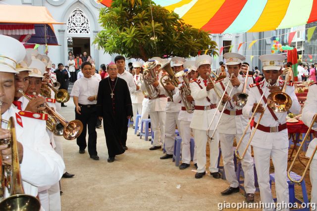 Tưng bừng đón chào Đức cha giáo phận