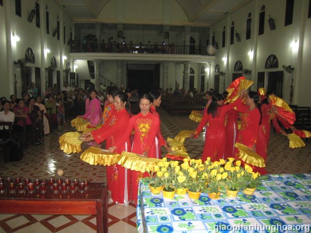 Hội Mân Côi họ Thượng Lộc dâng hoa kính Đức Mẹ tại Nhà thờ Thanh Lâm