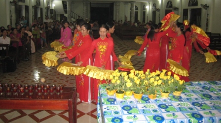 Giáo Họ Thượng Lộc Và Giáo Họ Thanh Lâm Dâng Hoa Kính Đức Mẹ Và Giao Lưu Văn Nghệ Nhân Ngày Phụ Nữ Việt Nam  20.10