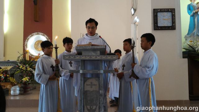 Cha Quản xứ Phêrô Nguyễn Đình Đền chủ tế Thánh lễ 