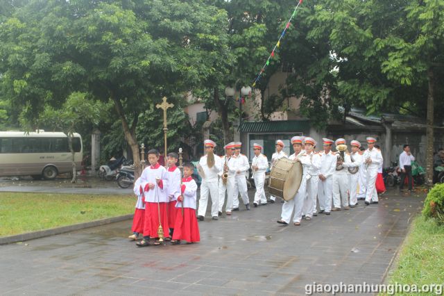 Đoàn kèn đồng rước Cha Giuse Nguyễn Văn Úy vào nhà thờ