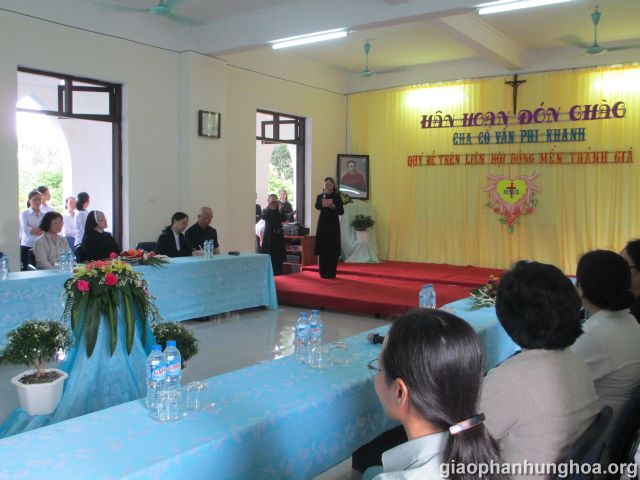Chị Maria Nguyễn Thị Thay chào đón phái đoàn