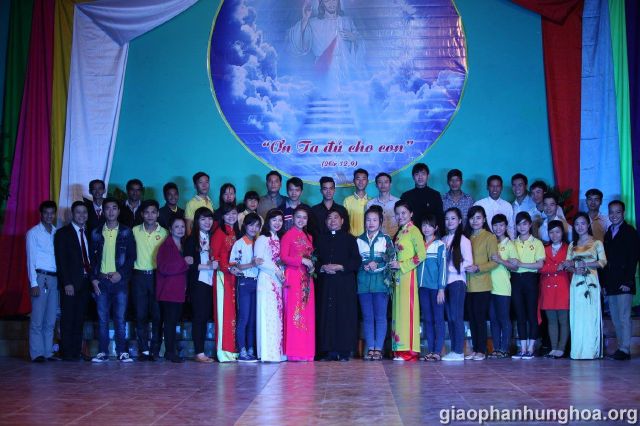 Tấm hình lưu niệm của Cha xứ Giuse Nguyễn văn Hạnh với các bạn trẻ