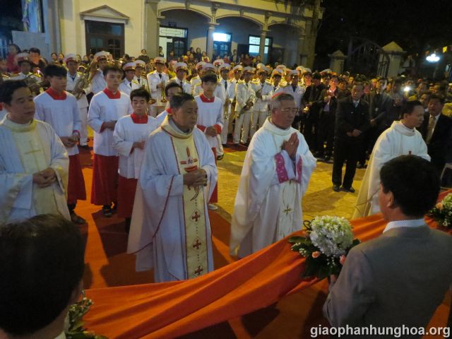 Chuẩn bị cắt băng khánh thành