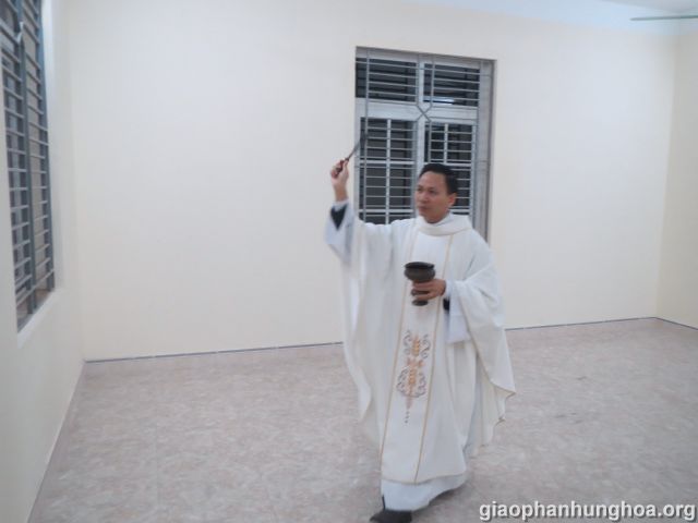 Cha Giuse Nguyễn Viết Hiệp đi rảy Nước Thánh
