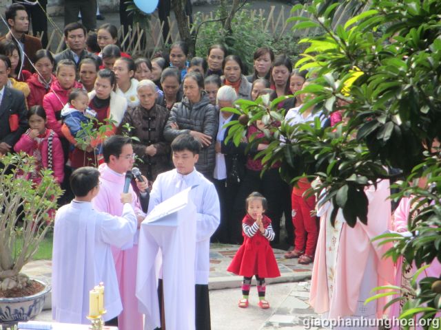 Cha Phêrô Nguyễn Quốc Hưng đọc Trọng sắc của Tòa Thánh