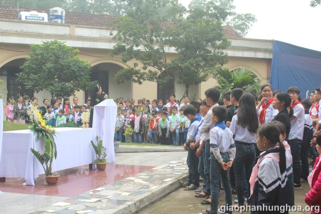 Dì Maria Vương chia sẻ với 200 em Thiếu nhi Gx. Cát Ngòi tại khuôn viên Tu viện Sơn Lộc