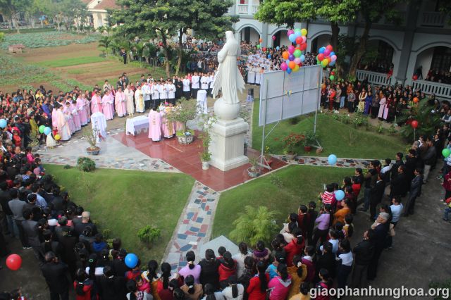 Cộng đoàn qui tụ trước tượng lòng thương xót Chúa tại Tu viện Sơn Lộc