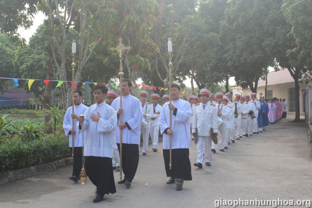 Đoàn rước tiến về nhà thờ Chính Tòa Sơn Lộc
