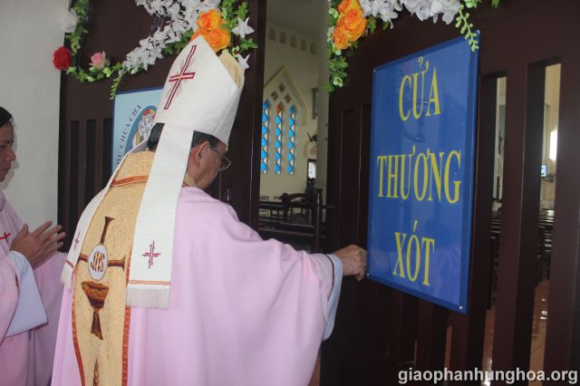 Đức cha Gioan Maria Vũ Tất mở Cửa Thánh