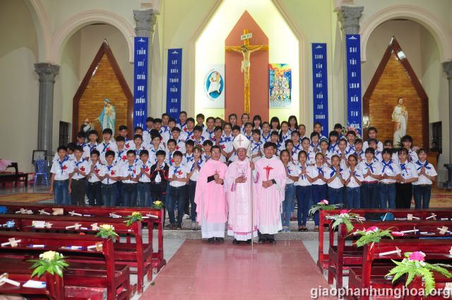 Đức cha Anphong ban Bí tích Thêm Sức cho 72 em thuộc Giáo xứ Yên Phú