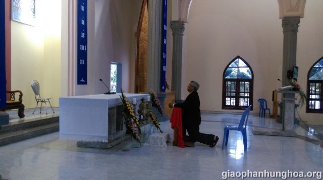 Đức cha Anphong cầu nguyện tại nhà thờ Yên Phú