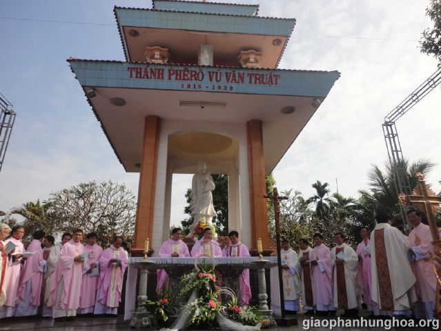 Quí cha dâng Thánh lễ tại Hà Thạch