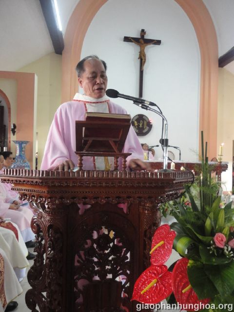 Cha Giuse Nguyễn Thái Hà giảng lễ