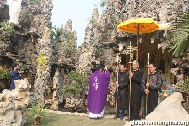 Cha quản hạt Gioan Đặng Văn Nghĩa làm phép Núi đá Đức Mẹ