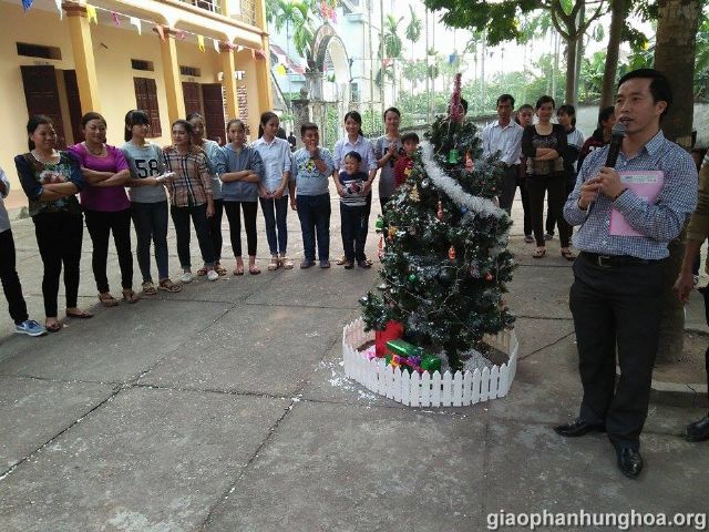 Chấm điểm cây thông Noel