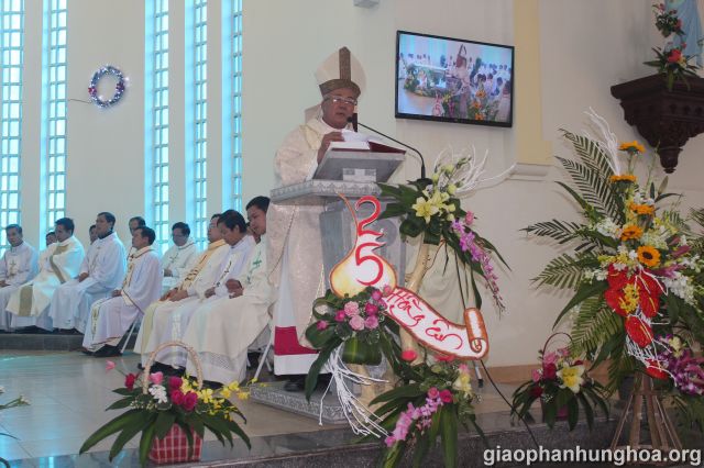 Đức cha Anphong giảng lễ