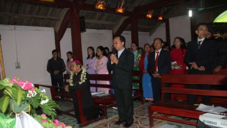 Đức Giám Mục Gioan Maria Vũ Tất làm mục vụ tại Lào Cai dịp Giáng Sinh 2015