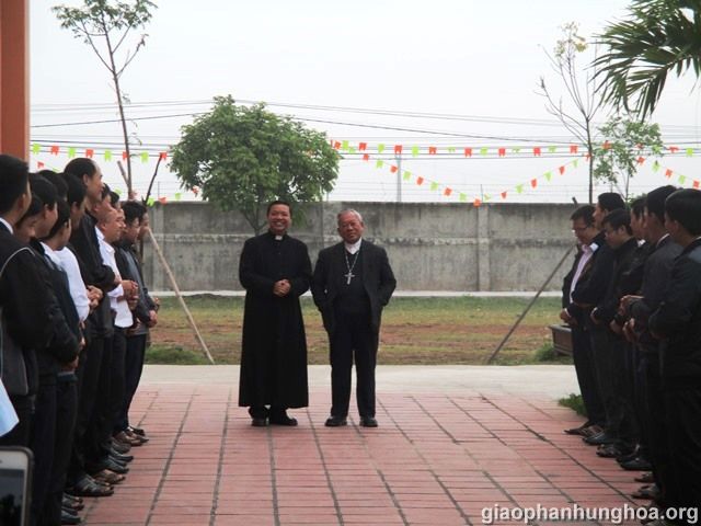 Quý cha và Lớp Tu Đức hân hoan chào đón Đức Hồng y Phêrô Nguyễn Văn Nhơn