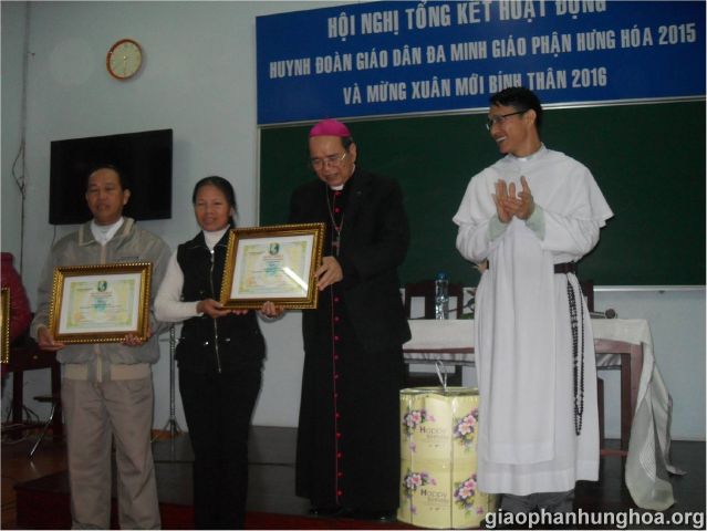 Đức cha Gioan Maria trao bằng khen