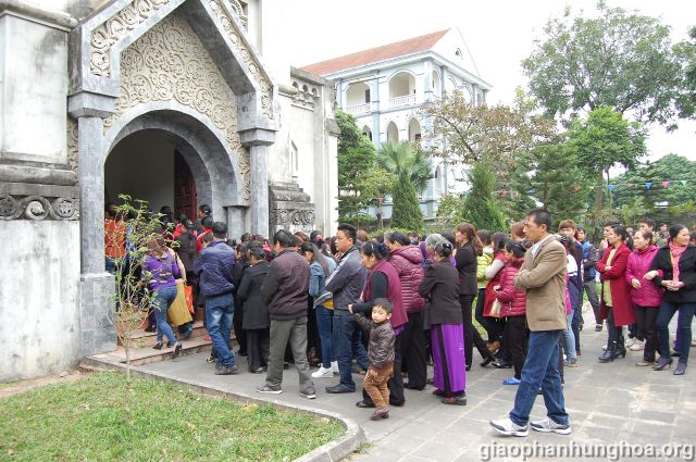 Đoàn hành hương tiến vào nhà thờ Chính Tòa Sơn Lộc