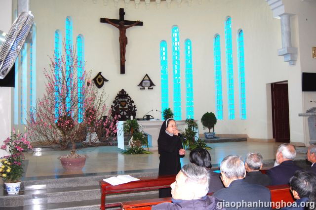 Dì Maria nguyễn Thị Thay chia sẻ với đoàn hành hương