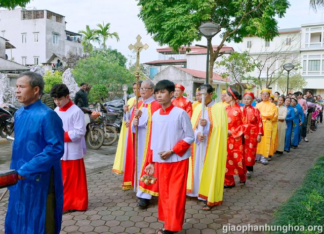 Đoàn rước đang tiến vào nhà thờ