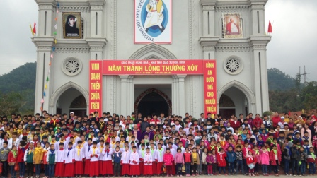Thiếu Nhi Thánh Thể liên xứ Phù Lao - Thanh Lâm hành hương Năm Thánh Lòng Thương Xót tại Giáo xứ Hòa Bình.