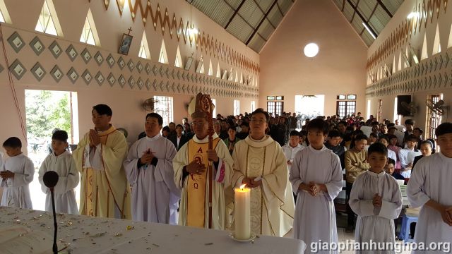 Đức Cha Anphong và Quý cha về dâng Thánh lễ tạ ơn tại nhà thờ Quế Hạ