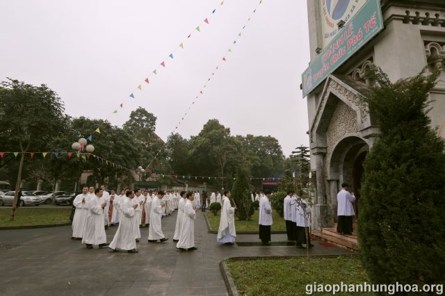Đoàn rước tiến vào nhà thờ Chính Tòa Sơn Lộc