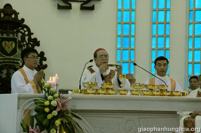 Hai Tân chức phục vụ bàn thánh