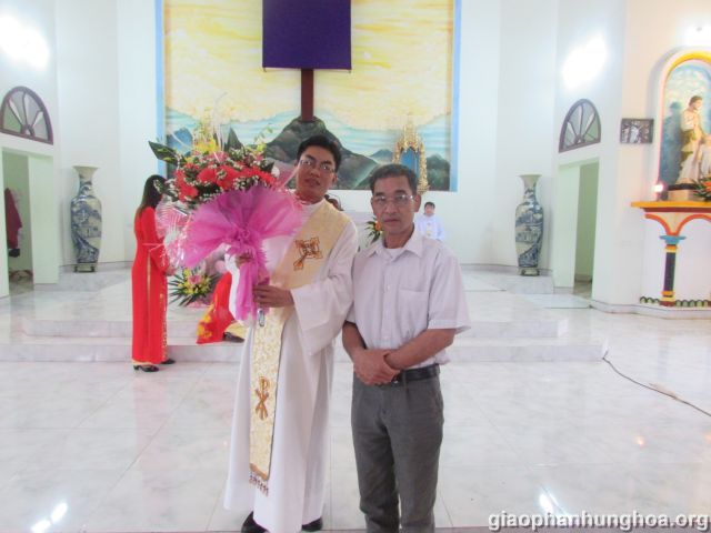 Đại diện BHG Thanh Lâm tặng hoa thầy Tân Phó tế Phêrô Tạ Duy Tài
